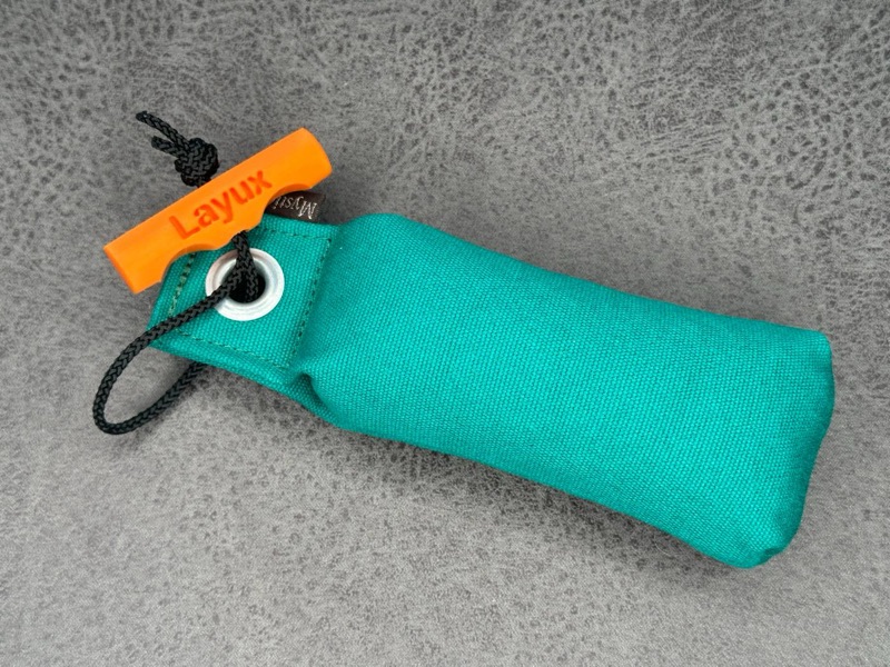 Kleiner Dummy-Wurfgriff mit Gravur an einem türkisen Trainingsdummy